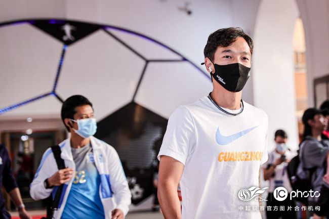 说完，叶辰四下里看了看，又道：那说明这里确实是找高人看过，不过高人也难免有所遗漏，就比如说你入门的聚财风水局，入口聚财自然是无可厚非，但是这后面，却没有做相应的布局，实乃败笔。